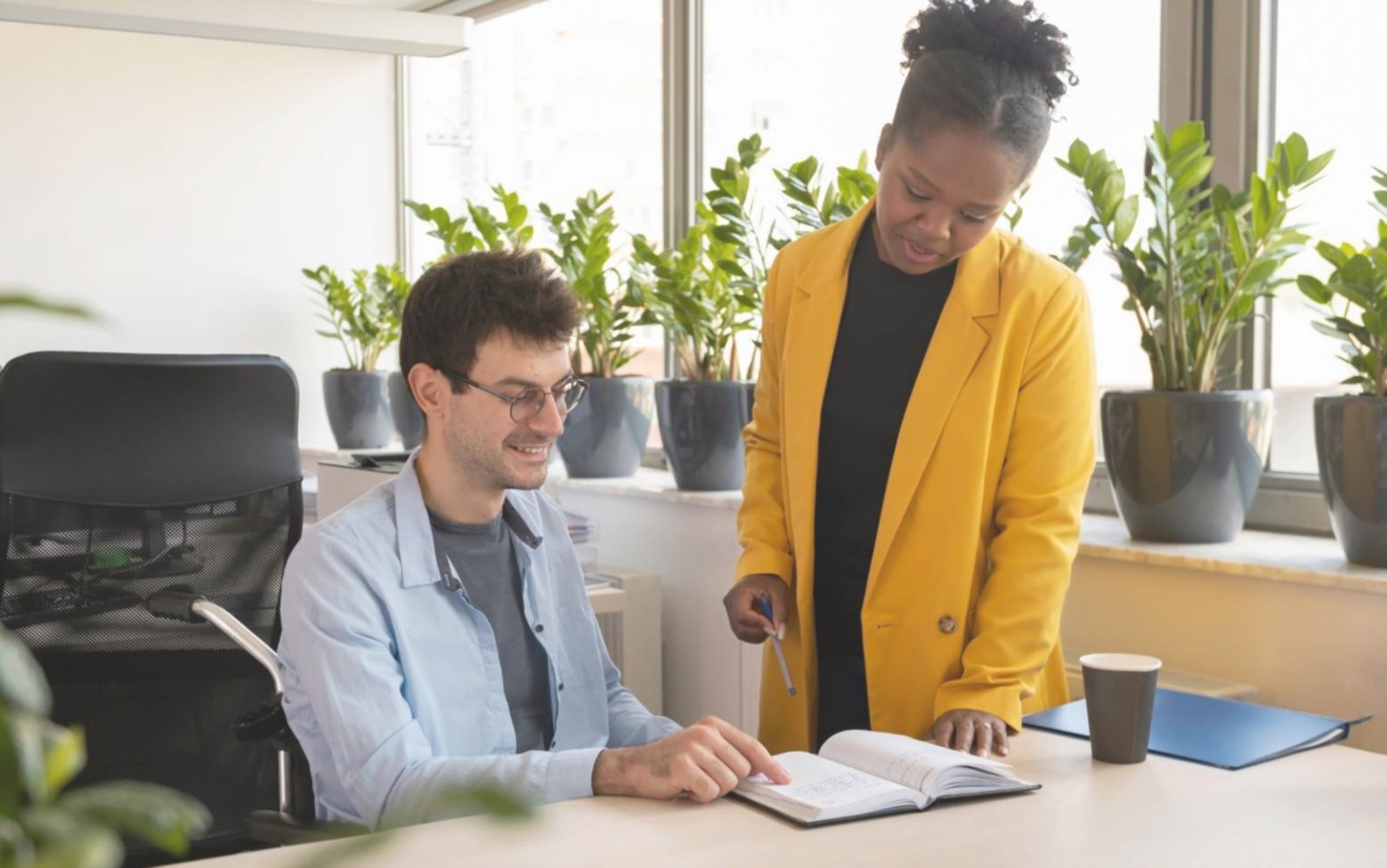 Finanzanalyst bei der Arbeit mit Datenvisualisierungen